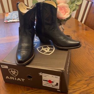 Arita brand women’s size 7 boots